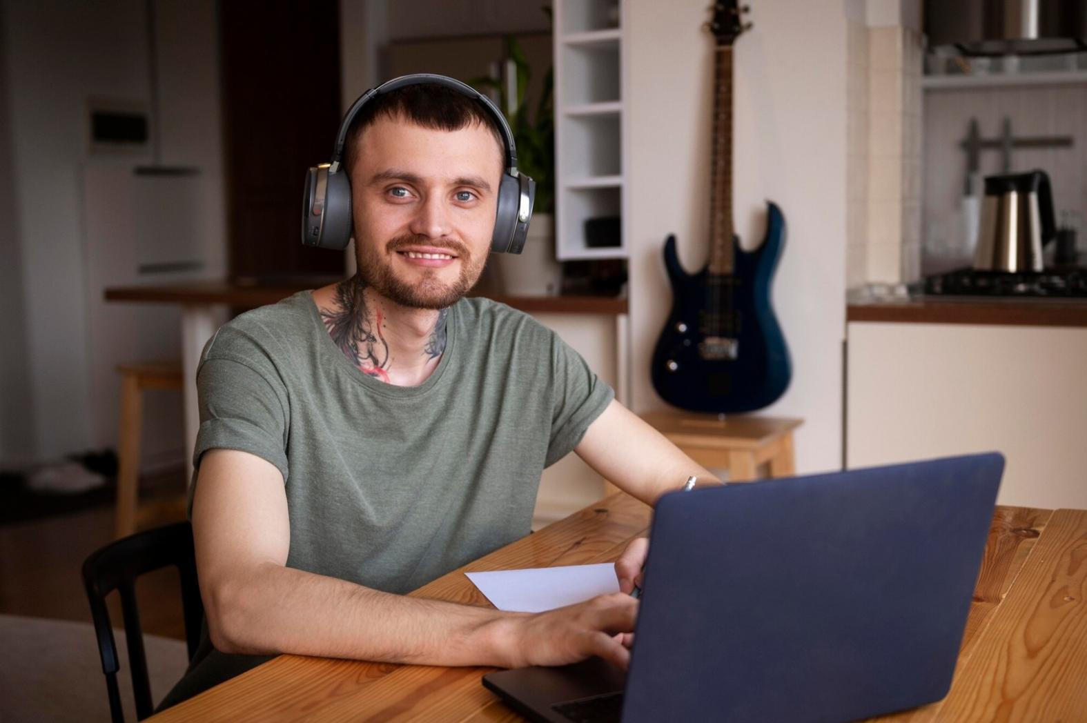 Moderne Büroumgebung mit Finanzcharts und Dokumenten